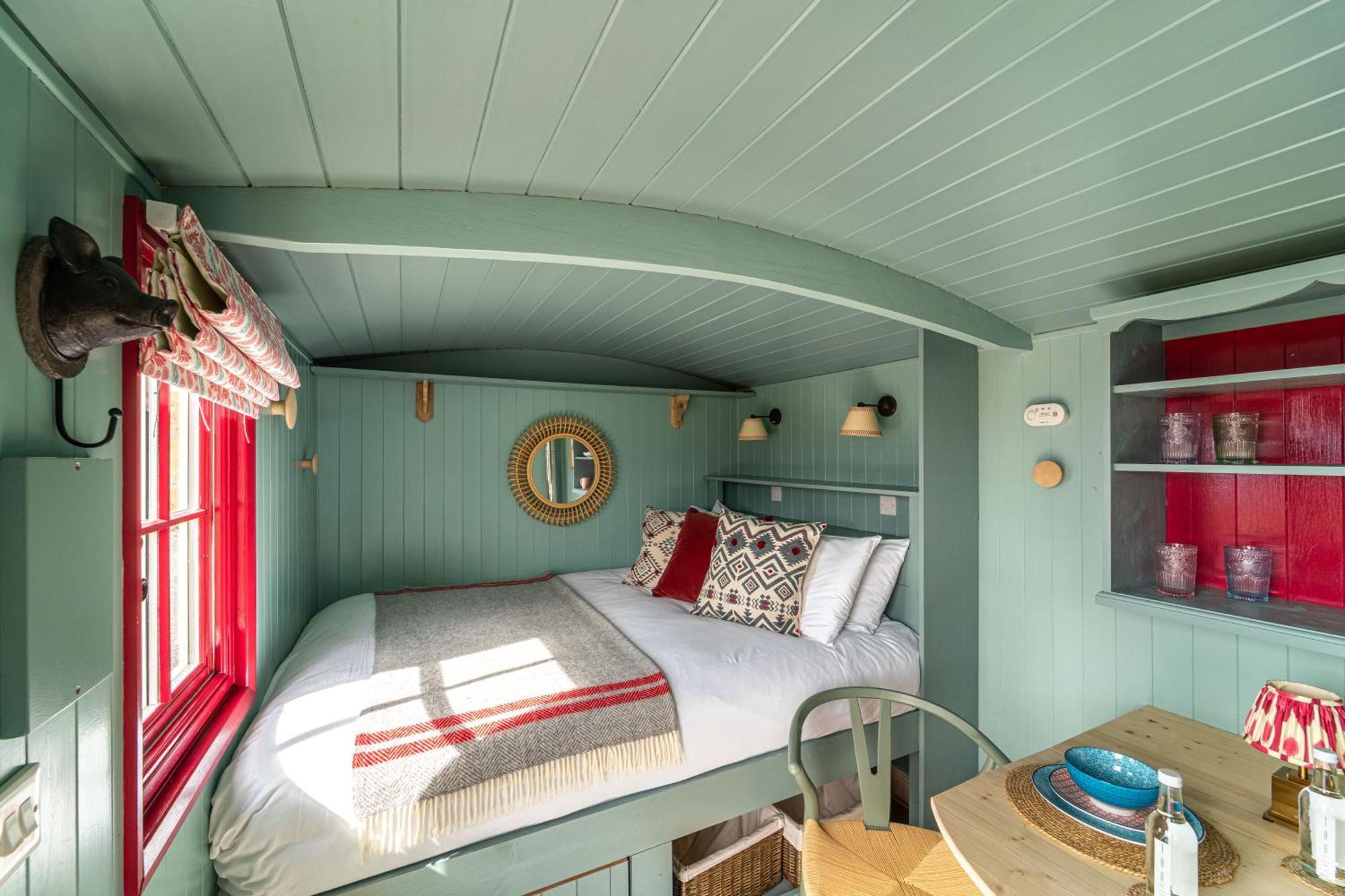 Barlwyd Glamping *